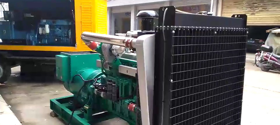 衡陽客戶訂購的300KW發(fā)電機(jī)組安裝完畢準(zhǔn)備發(fā)往目的地